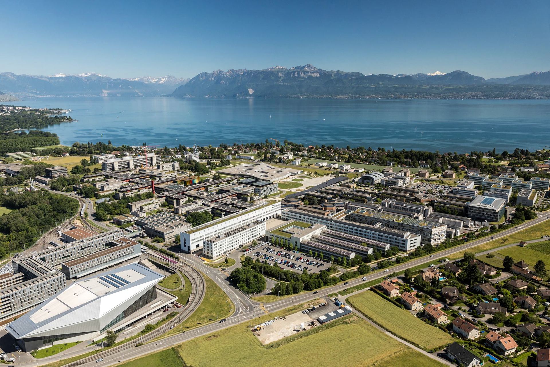 Le campus de Dorigny-Écublens au bord du Léman, face aux Alpes